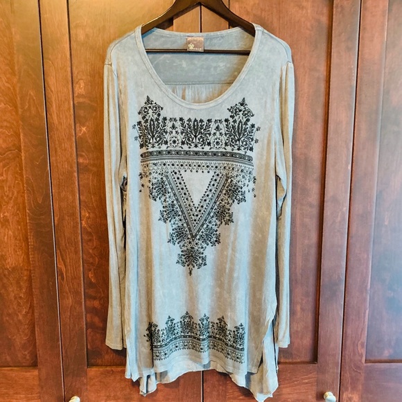Vocal Tops - Gorgeous tunic with black stone accents! Vocal Tops - Gorgeous tunic with black stone accents!